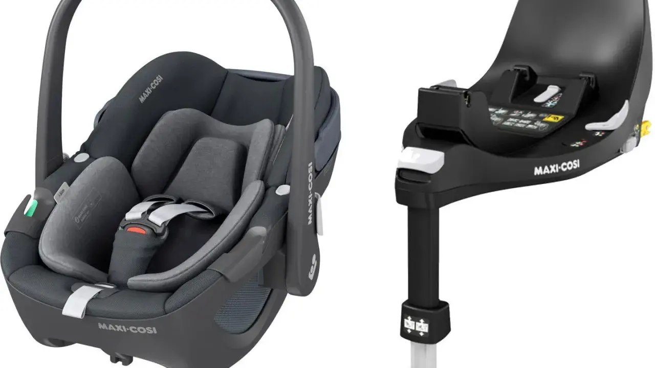 Szary fotelik samochodowy Maxi-Cosi i czarna baza Isofix. Bezpieczna podróż dla malucha dzięki tej niezawodnej bazie do Maxi-Cosi.
