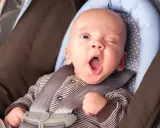Malutki dzidziuś ziewa w foteliku Maxi-Cosi Cabriofix, gotowy na drzemkę.