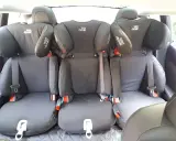 Trzy foteliki Britax Römer na tylnej kanapie. Dowiedz się, jak zamontować fotelik na środku tylnej kanapy, by zapewnić bezpieczeństwo.