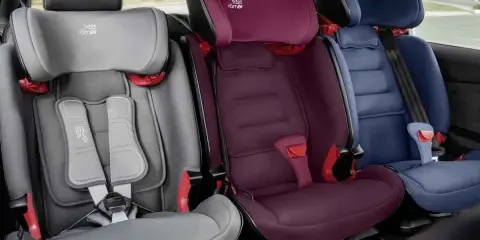 Trzy foteliki samochodowe Britax Römer w różnych kolorach: szary, bordowy i granatowy. To najwygodniejsze fotele samochodowe dla dzieci.