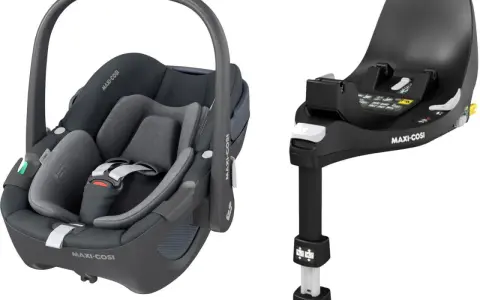 Szary fotelik samochodowy Maxi-Cosi i czarna baza Isofix. Bezpieczna podróż dla malucha dzięki tej niezawodnej bazie do Maxi-Cosi.