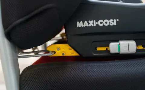 System Isofix od kiedy jest dostępny? Widok na zaczepy fotelika samochodowego Maxi-Cosi wpięte w bazę.