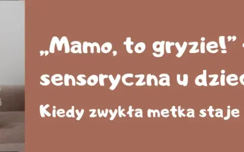 Małe dziecko siedzi na kanapie, bawiąc się ubraniami. Tekst: „Mamo, to gryzie!" – nadwrażliwość sensoryczna u dzieci. Kiedy zwykła metka staje się wielkim problemem?