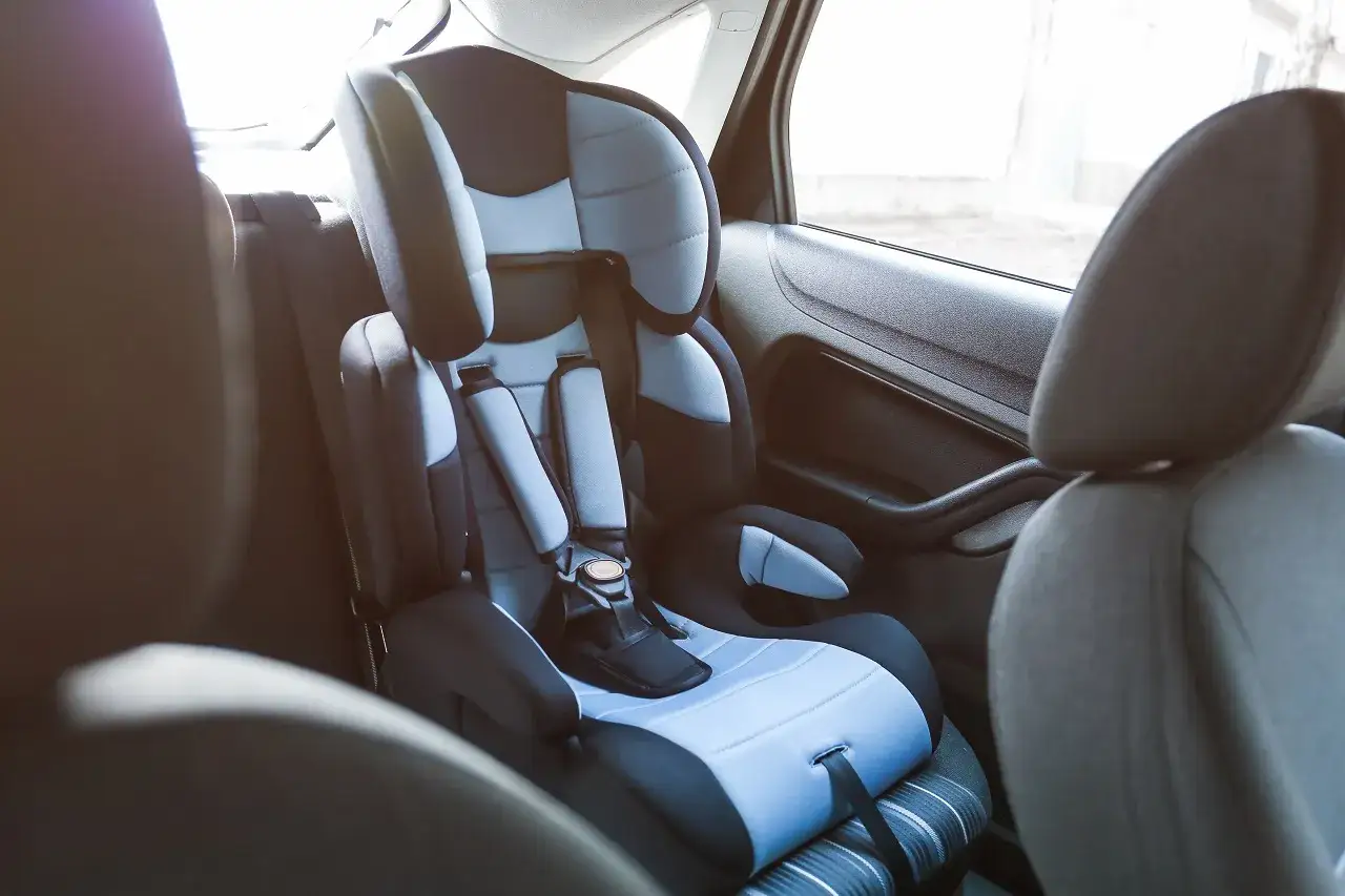 Fotelik z Isofix, czy można go zamontować pasami? Ten fotelik wygląda na taki, który można zamontować na oba sposoby.